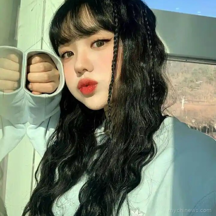 Cute Instagram DP for Girls Mirror Selfie