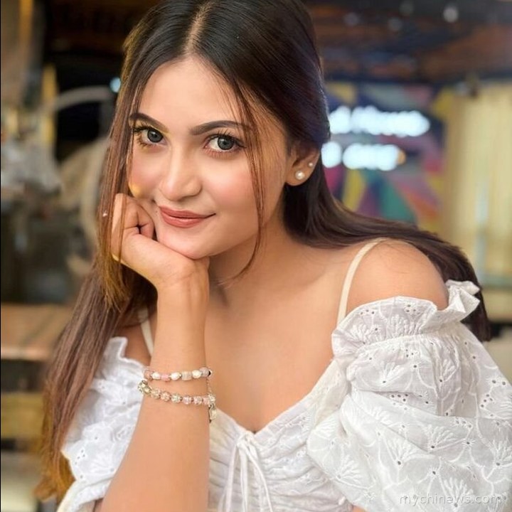 hot girl dp modern look