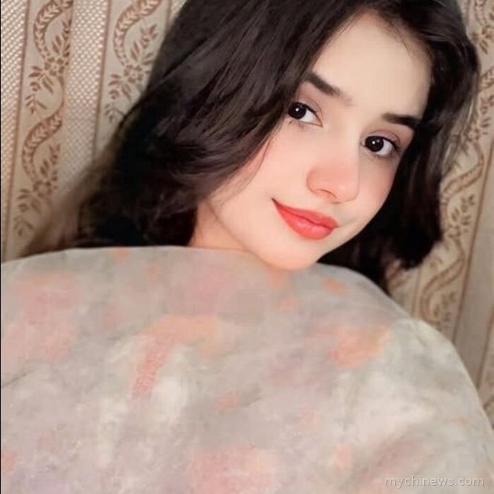 Cute Girl DP Instagram Pic
