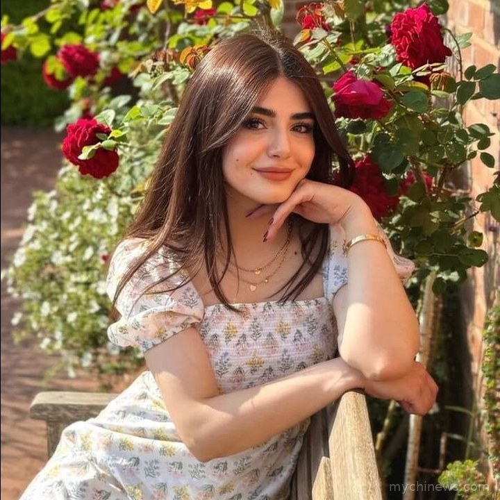 Cute Girl DP for Instagram Black