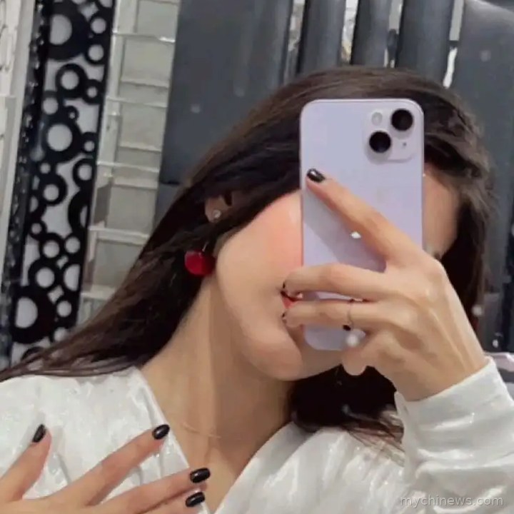 Cute Hide Face DP Girls